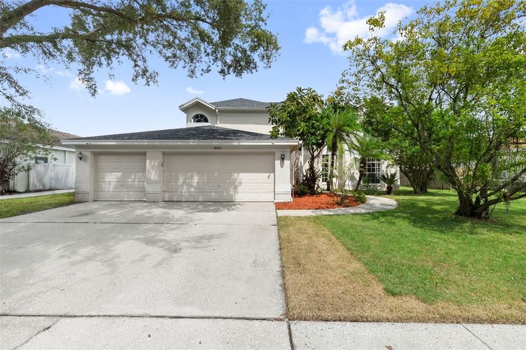 合同活跃: $744,900 (5 贝兹, 2 浴室, 3232 平方英尺)