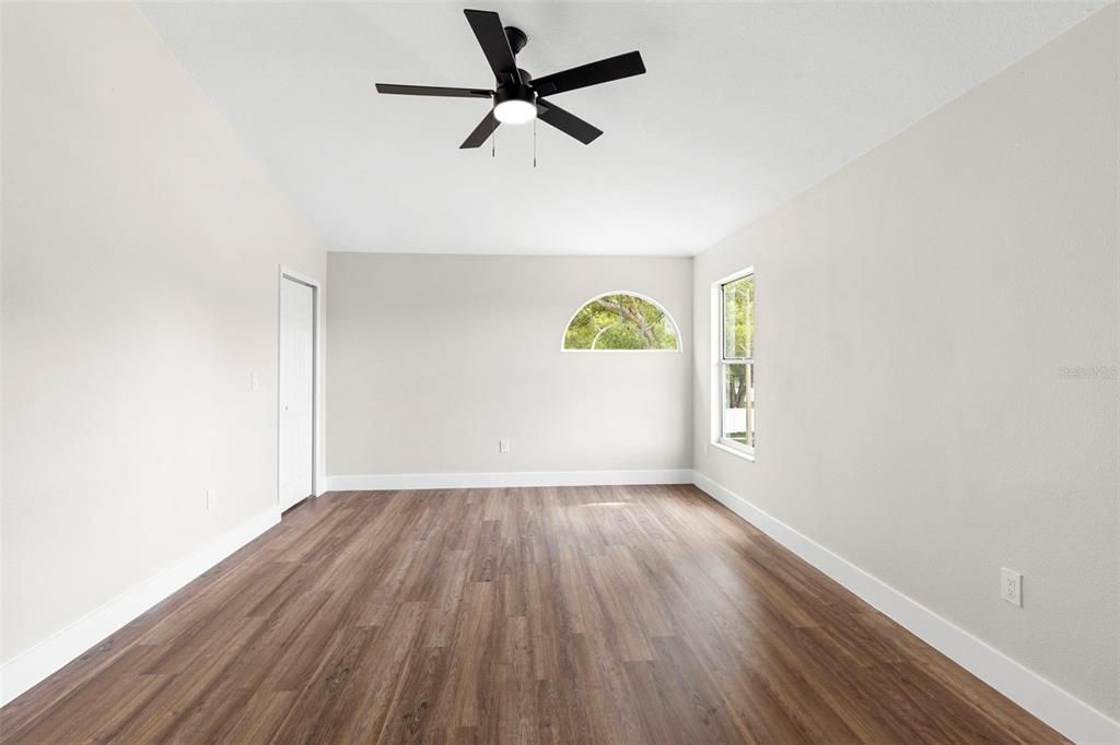 合同活跃: $744,900 (5 贝兹, 2 浴室, 3232 平方英尺)