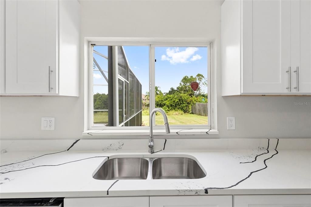 合同活跃: $744,900 (5 贝兹, 2 浴室, 3232 平方英尺)