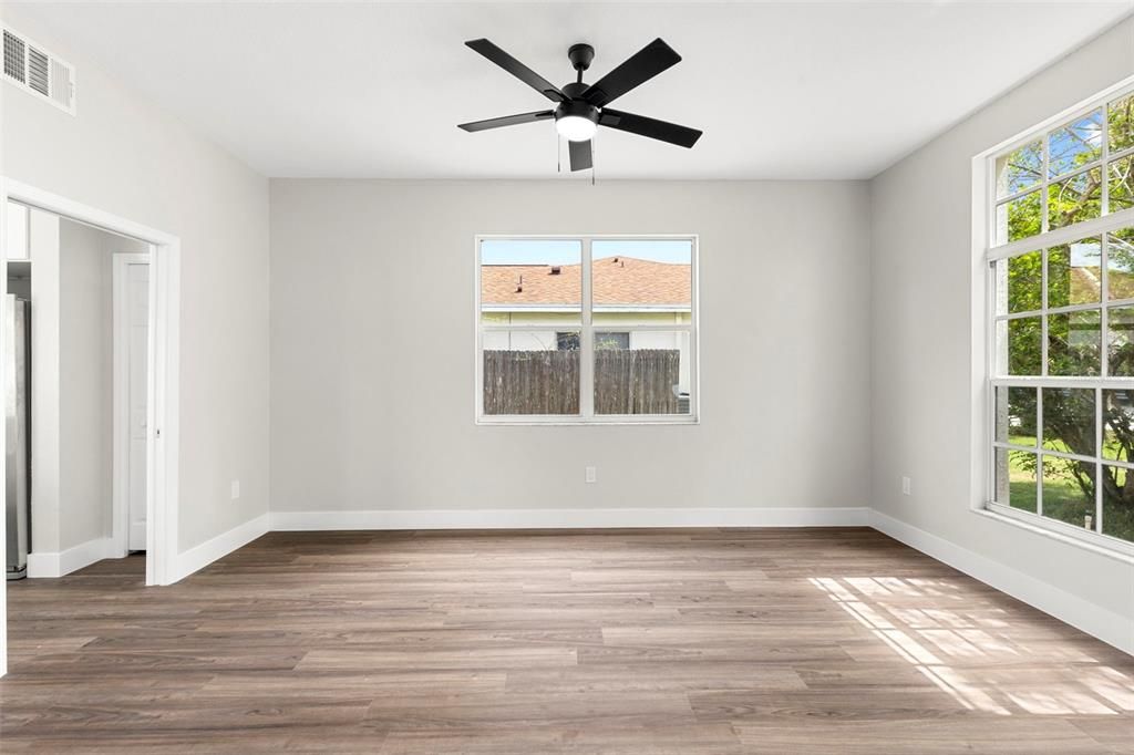 合同活跃: $744,900 (5 贝兹, 2 浴室, 3232 平方英尺)