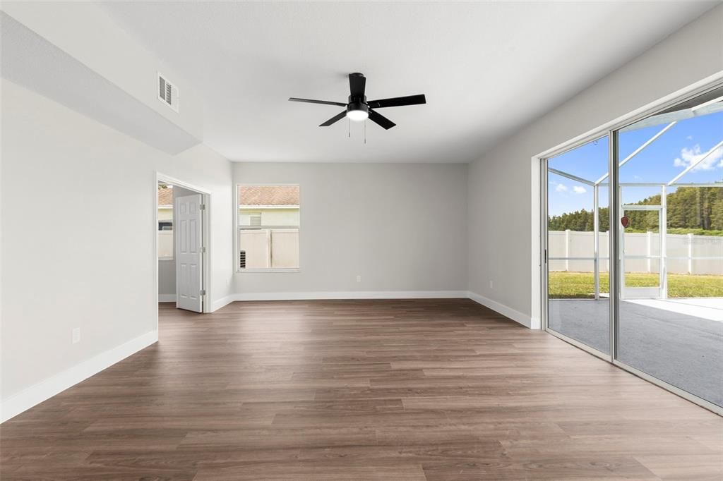 合同活跃: $744,900 (5 贝兹, 2 浴室, 3232 平方英尺)