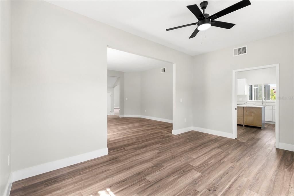 合同活跃: $744,900 (5 贝兹, 2 浴室, 3232 平方英尺)