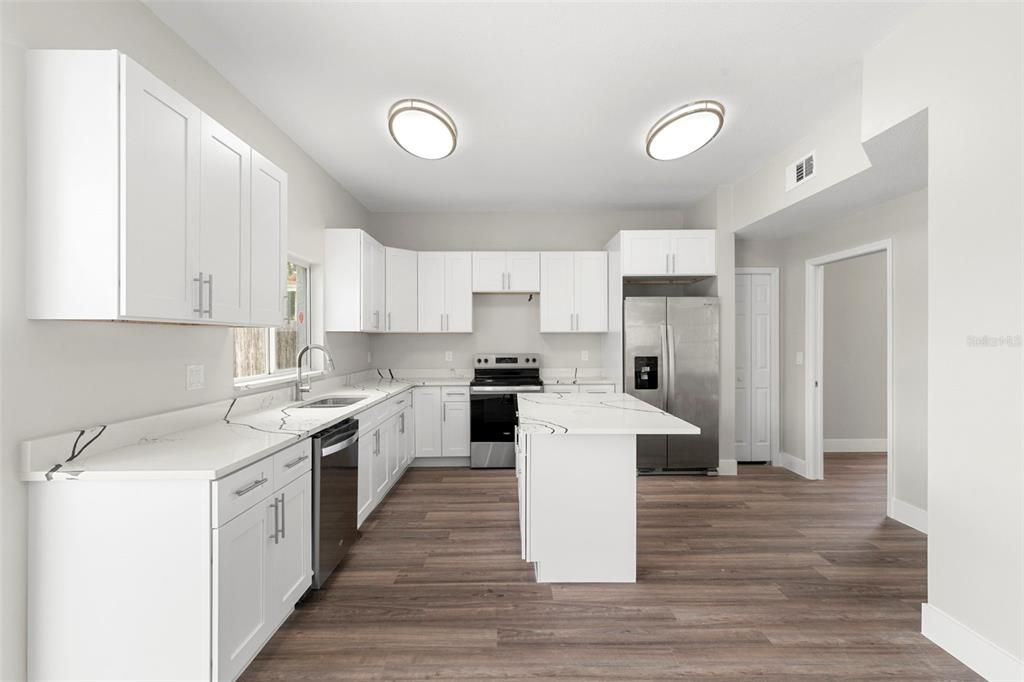 合同活跃: $744,900 (5 贝兹, 2 浴室, 3232 平方英尺)