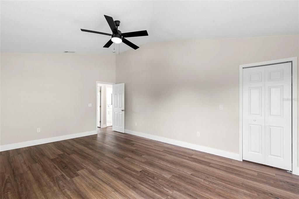 合同活跃: $744,900 (5 贝兹, 2 浴室, 3232 平方英尺)