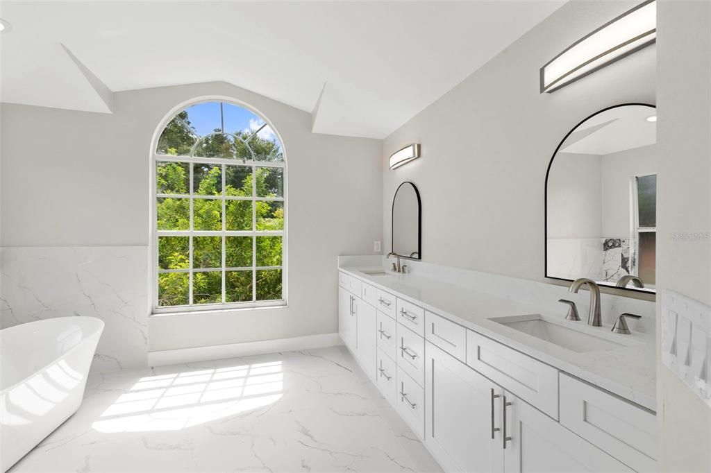 合同活跃: $744,900 (5 贝兹, 2 浴室, 3232 平方英尺)