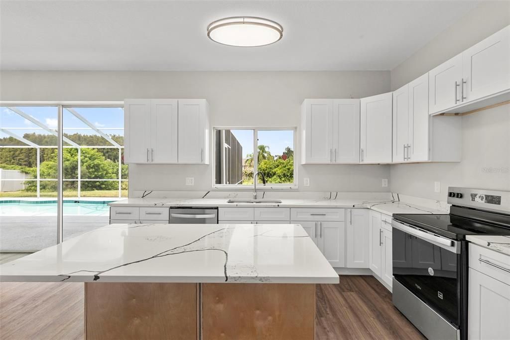 合同活跃: $744,900 (5 贝兹, 2 浴室, 3232 平方英尺)