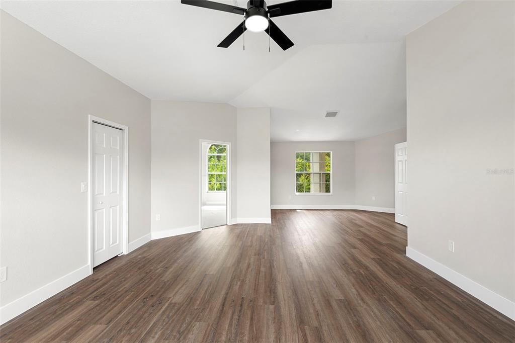 合同活跃: $744,900 (5 贝兹, 2 浴室, 3232 平方英尺)