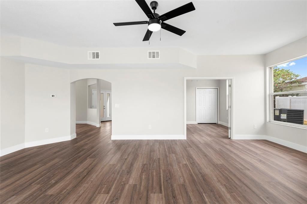 合同活跃: $744,900 (5 贝兹, 2 浴室, 3232 平方英尺)