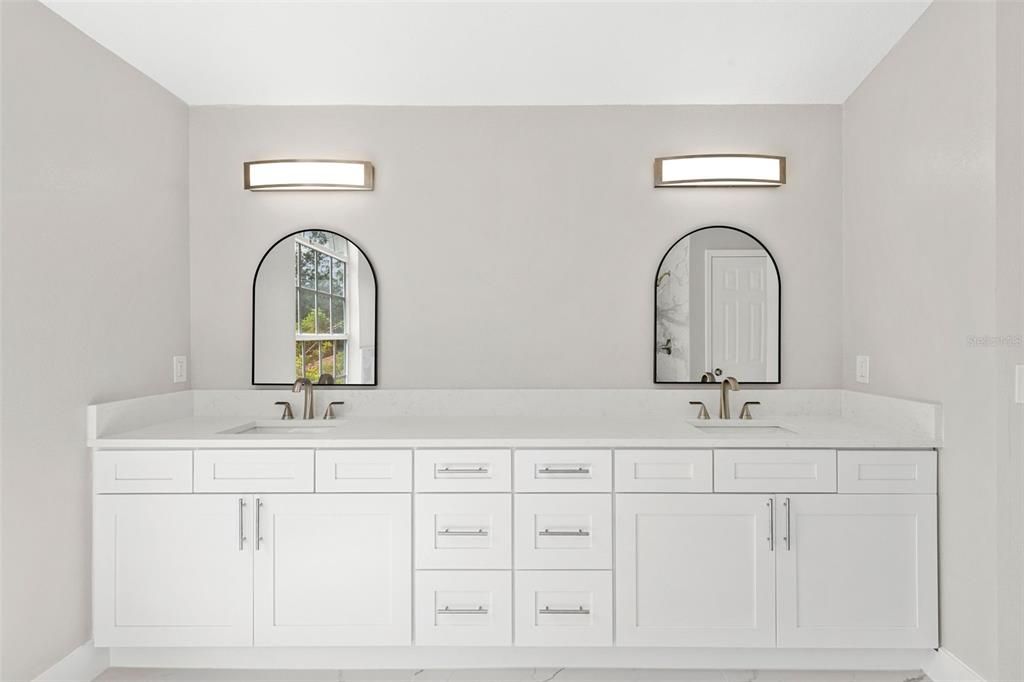 合同活跃: $744,900 (5 贝兹, 2 浴室, 3232 平方英尺)