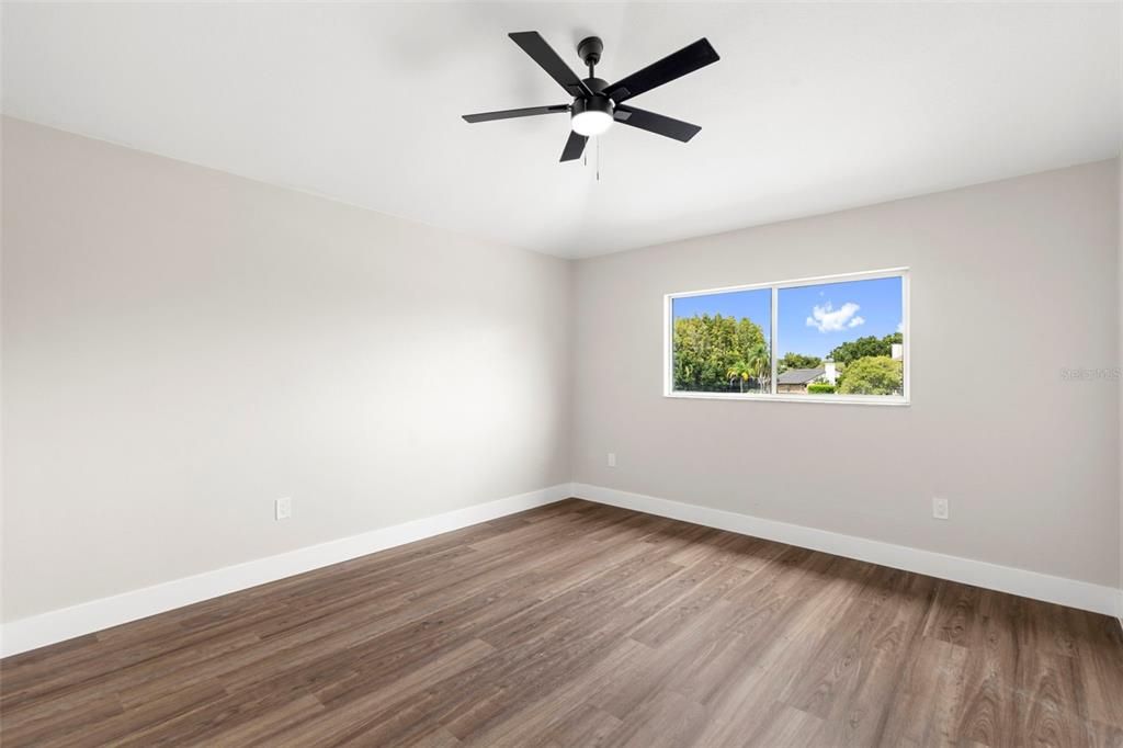 合同活跃: $744,900 (5 贝兹, 2 浴室, 3232 平方英尺)