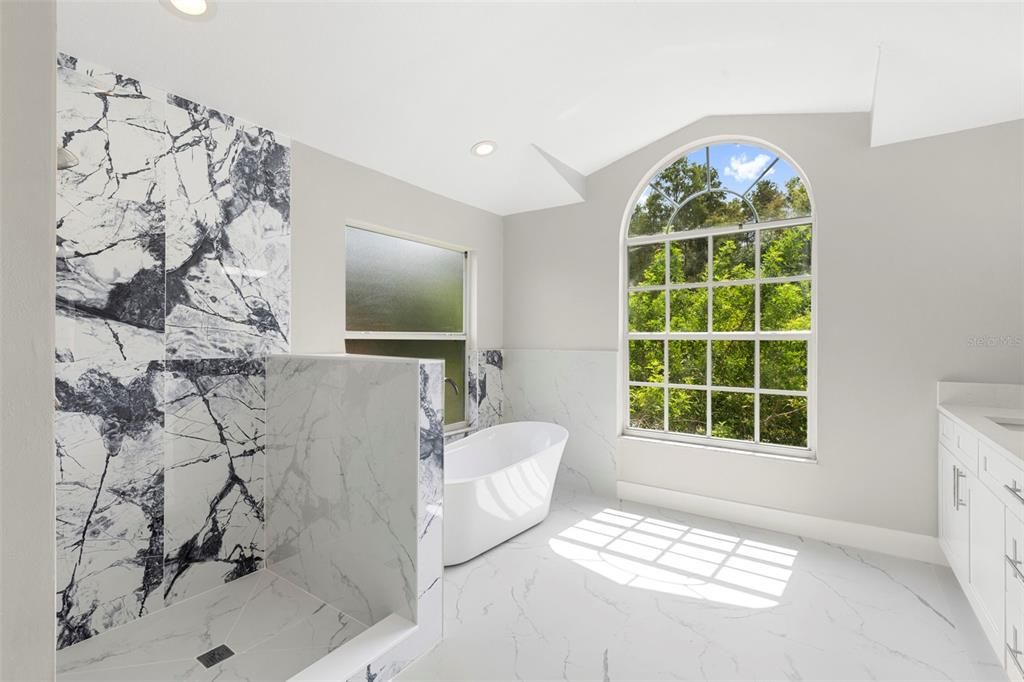 合同活跃: $744,900 (5 贝兹, 2 浴室, 3232 平方英尺)