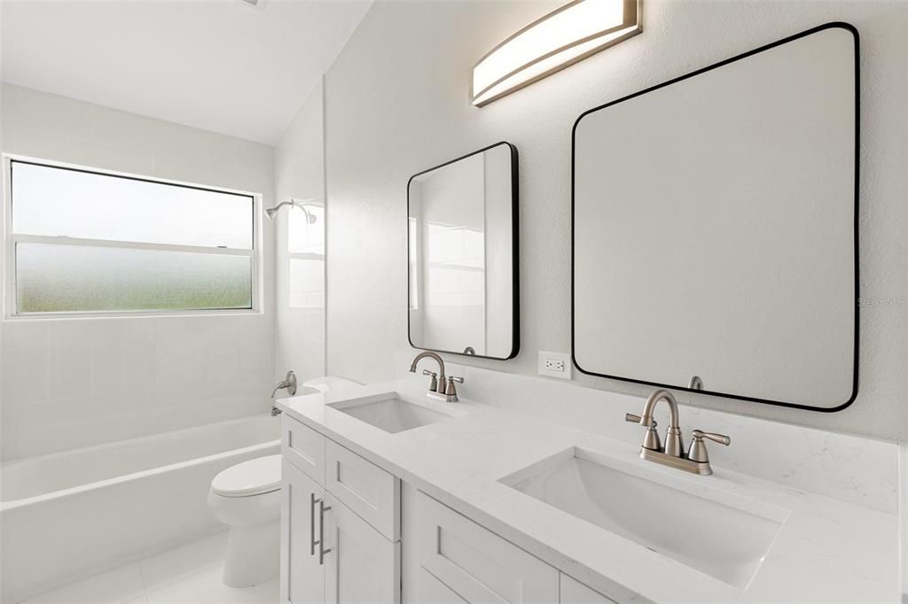 合同活跃: $744,900 (5 贝兹, 2 浴室, 3232 平方英尺)