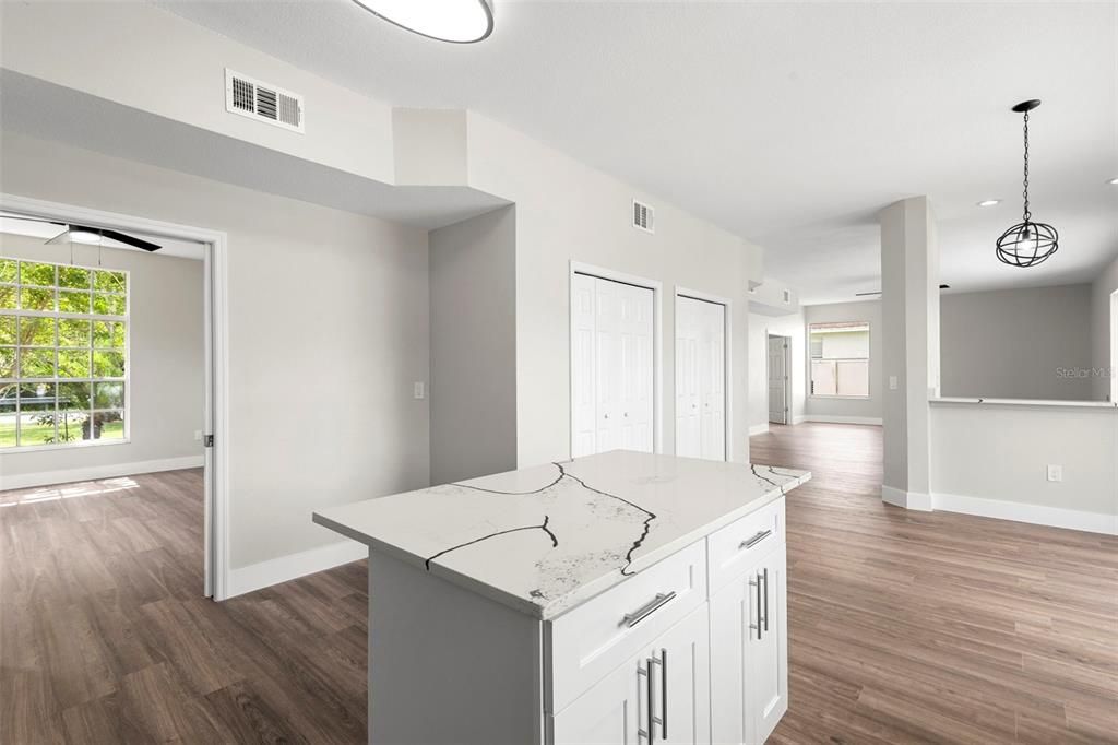 合同活跃: $744,900 (5 贝兹, 2 浴室, 3232 平方英尺)