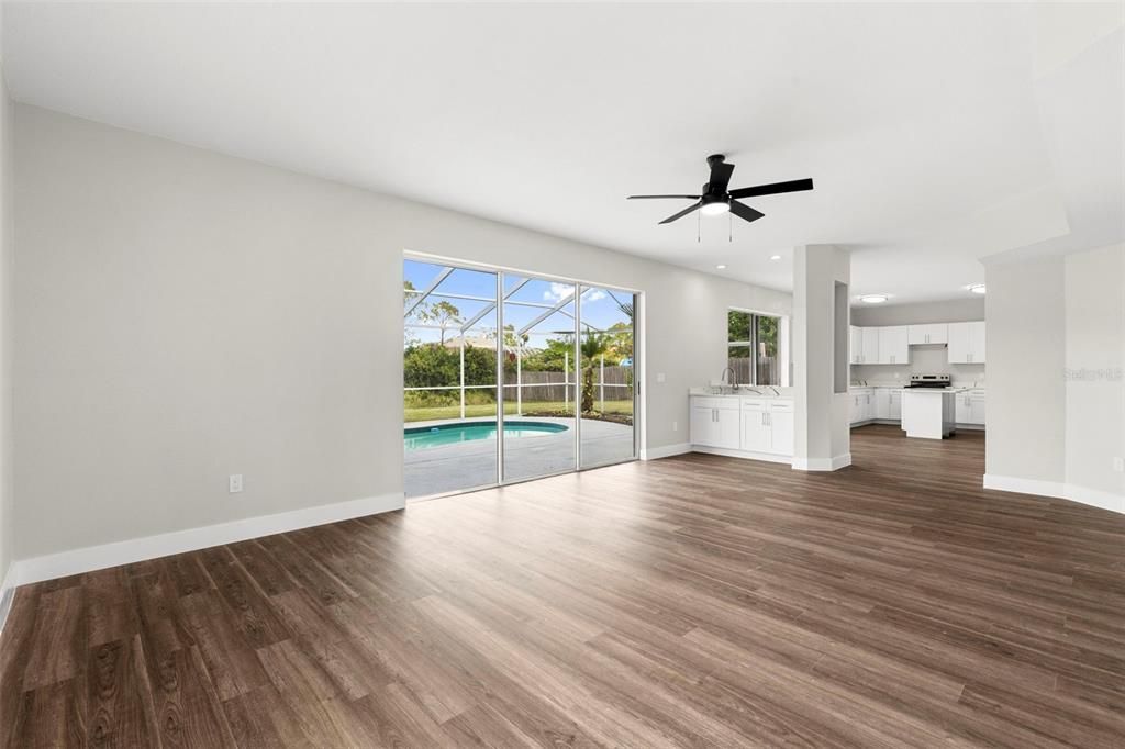 合同活跃: $744,900 (5 贝兹, 2 浴室, 3232 平方英尺)