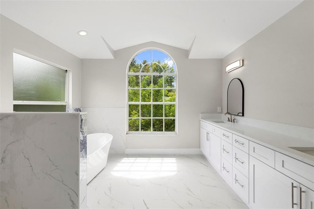 合同活跃: $744,900 (5 贝兹, 2 浴室, 3232 平方英尺)