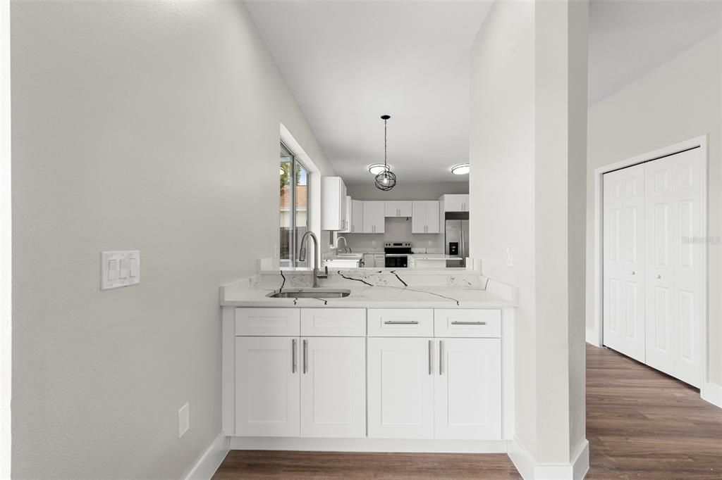 合同活跃: $744,900 (5 贝兹, 2 浴室, 3232 平方英尺)