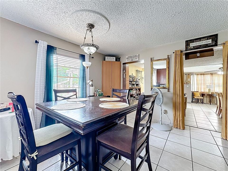 合同活跃: $249,900 (3 贝兹, 2 浴室, 1348 平方英尺)