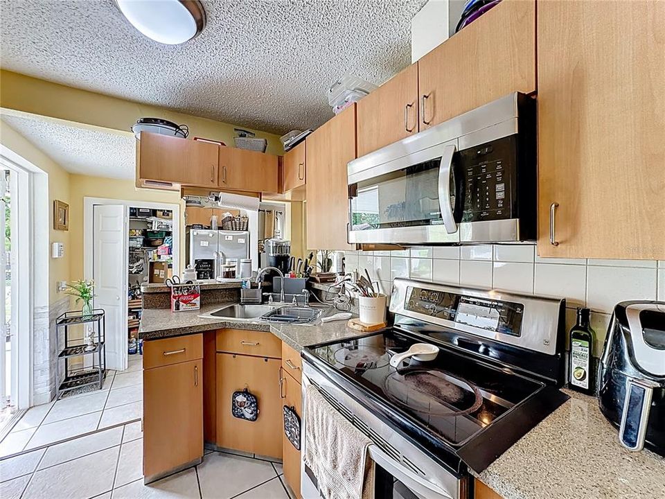 合同活跃: $249,900 (3 贝兹, 2 浴室, 1348 平方英尺)