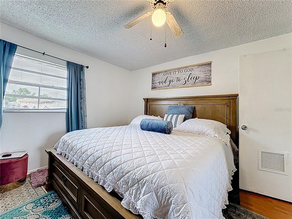 合同活跃: $249,900 (3 贝兹, 2 浴室, 1348 平方英尺)