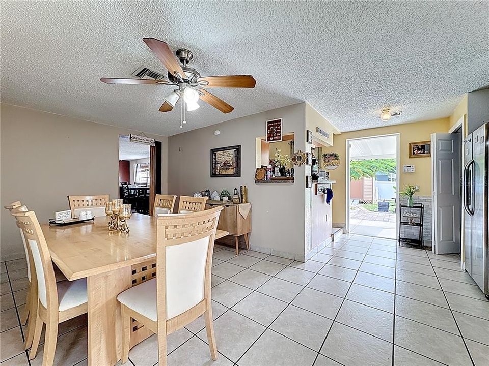 合同活跃: $249,900 (3 贝兹, 2 浴室, 1348 平方英尺)