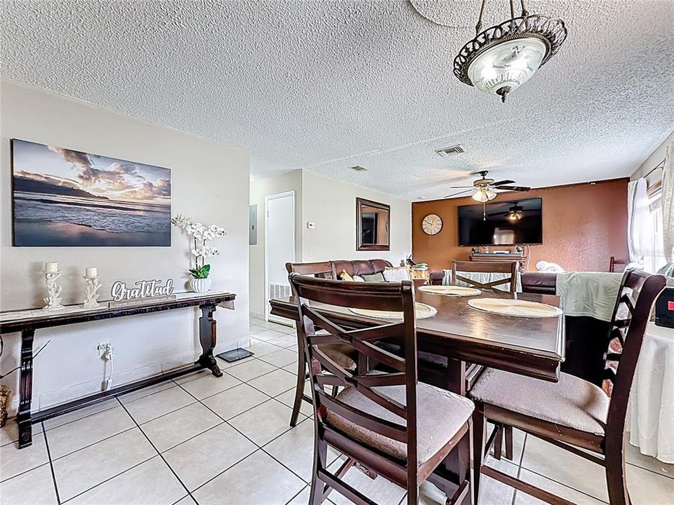 合同活跃: $249,900 (3 贝兹, 2 浴室, 1348 平方英尺)