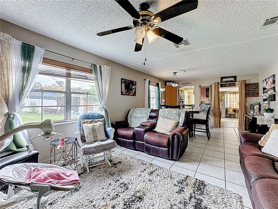 合同活跃: $249,900 (3 贝兹, 2 浴室, 1348 平方英尺)