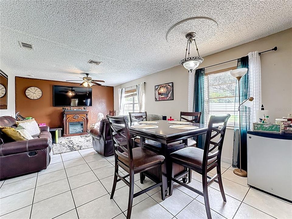 合同活跃: $249,900 (3 贝兹, 2 浴室, 1348 平方英尺)