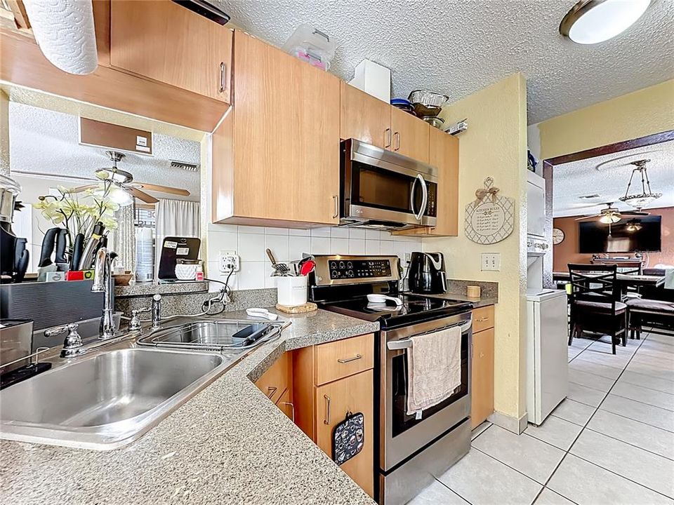 合同活跃: $249,900 (3 贝兹, 2 浴室, 1348 平方英尺)