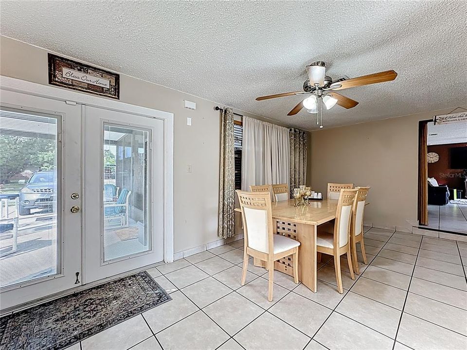 合同活跃: $249,900 (3 贝兹, 2 浴室, 1348 平方英尺)