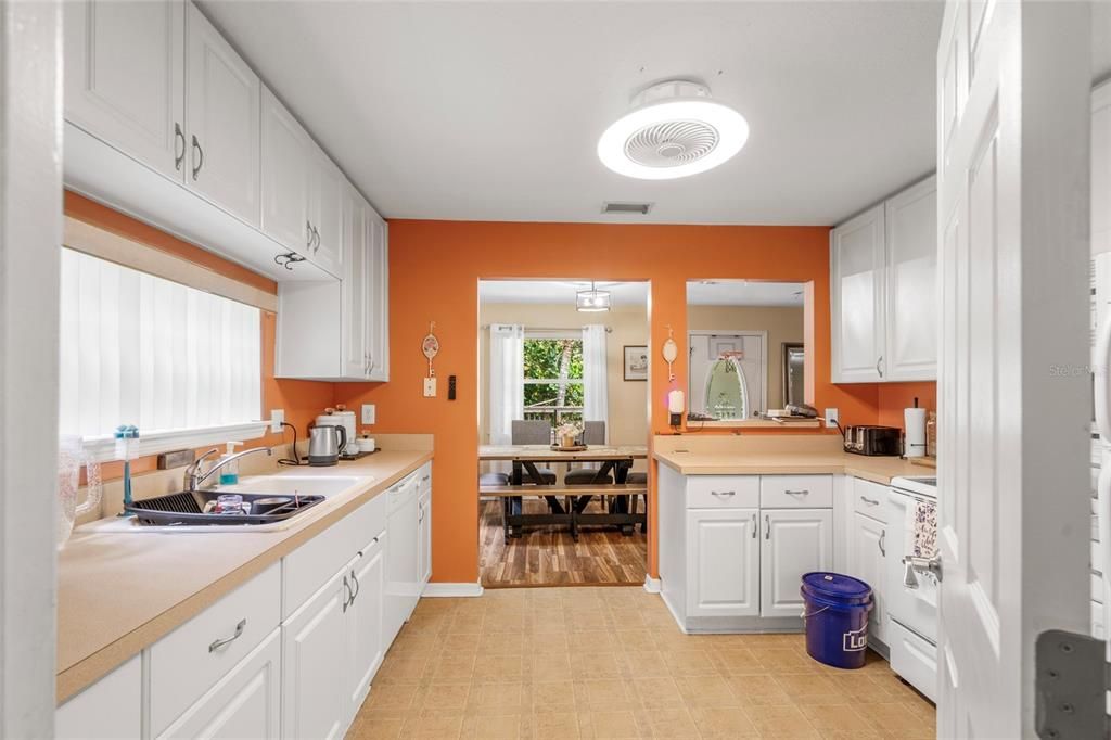 En Venta: $995,405 (4 camas, 3 baños, 3169 Pies cuadrados)