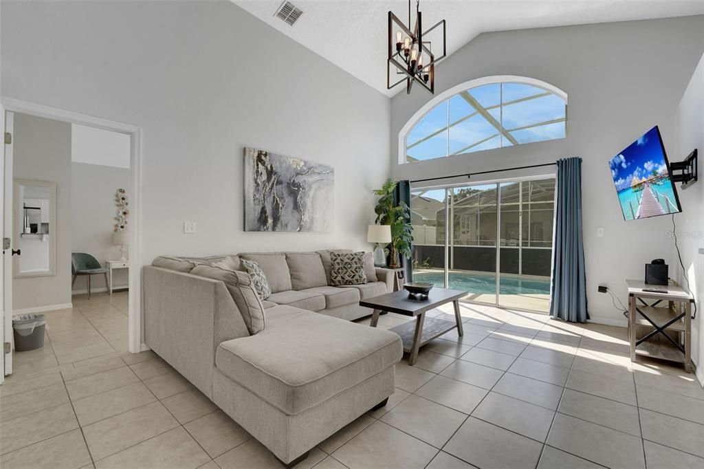 For Sale: $475,000 (5 beds, 2 baths, 2032 Square Feet)