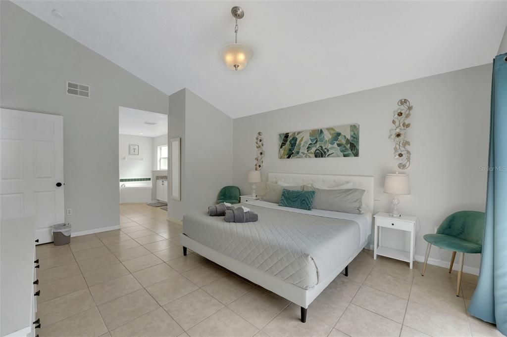 For Sale: $475,000 (5 beds, 2 baths, 2032 Square Feet)