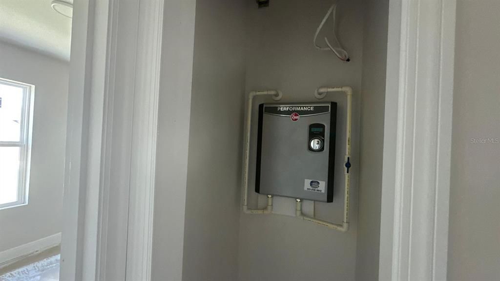 For Sale: $377,000 (6 beds, 0 baths, 2324 Square Feet)