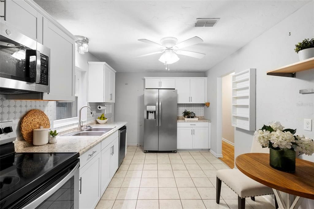 Active With Contract: $279,000 (3 beds, 1 baths, 1391 Square Feet)