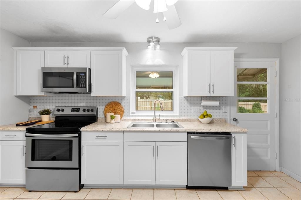 Active With Contract: $279,000 (3 beds, 1 baths, 1391 Square Feet)