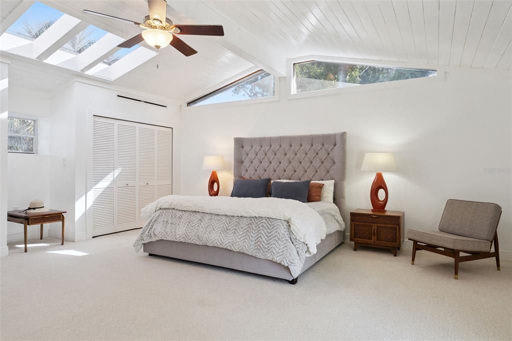 Activo con contrato: $739,000 (4 camas, 3 baños, 3538 Pies cuadrados)