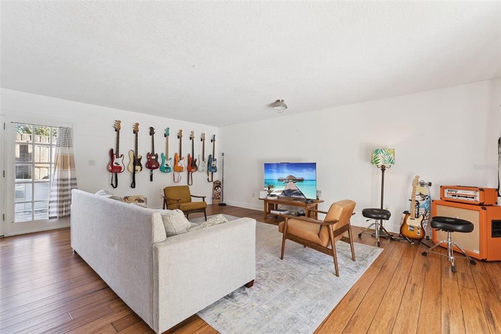 Activo con contrato: $739,000 (4 camas, 3 baños, 3538 Pies cuadrados)