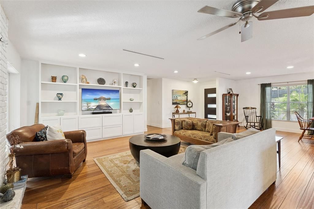 Activo con contrato: $739,000 (4 camas, 3 baños, 3538 Pies cuadrados)