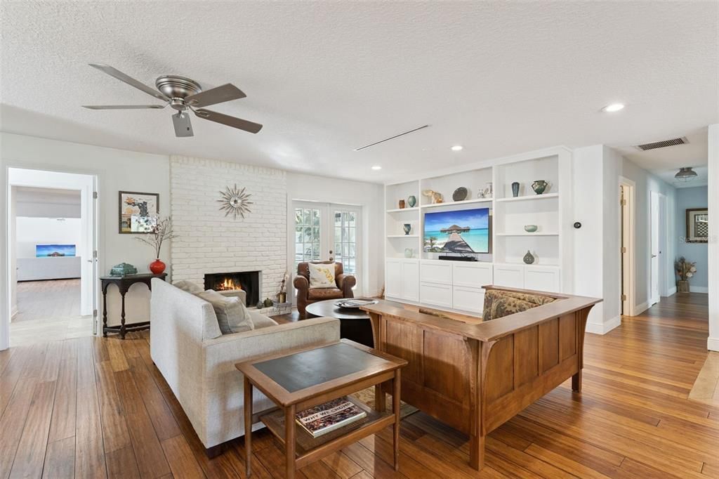 Activo con contrato: $739,000 (4 camas, 3 baños, 3538 Pies cuadrados)