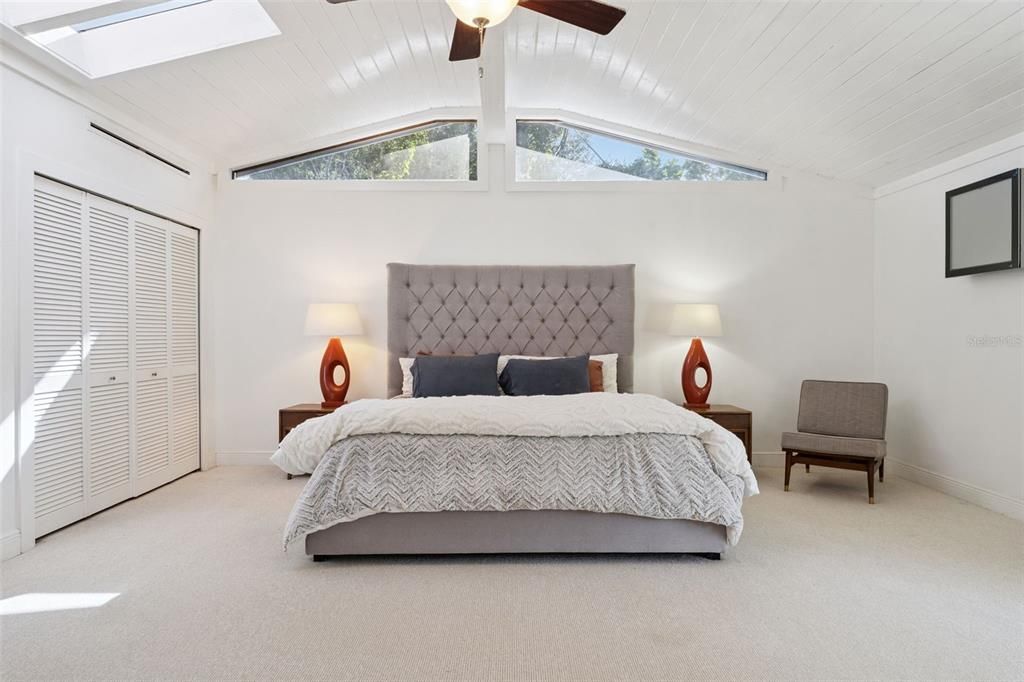 Activo con contrato: $739,000 (4 camas, 3 baños, 3538 Pies cuadrados)