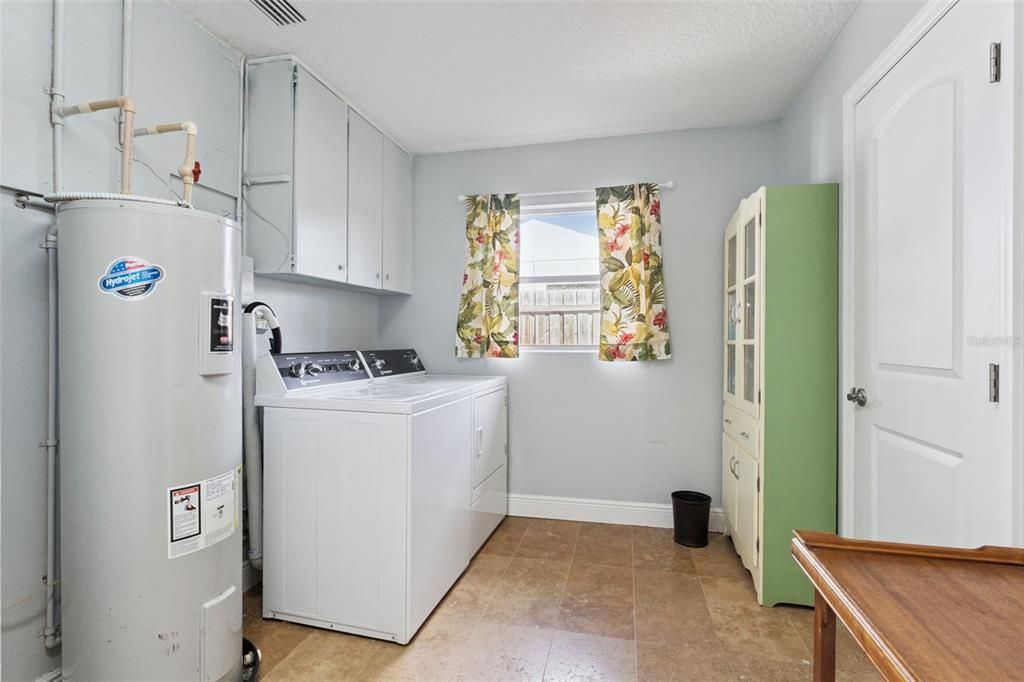 Activo con contrato: $739,000 (4 camas, 3 baños, 3538 Pies cuadrados)