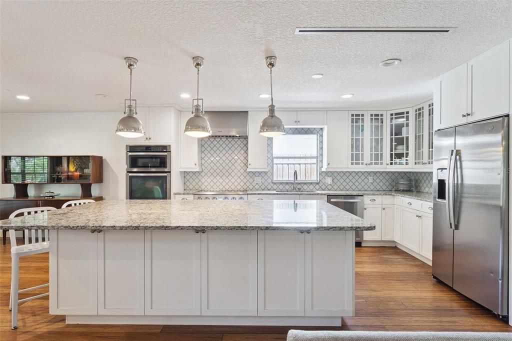 Activo con contrato: $739,000 (4 camas, 3 baños, 3538 Pies cuadrados)