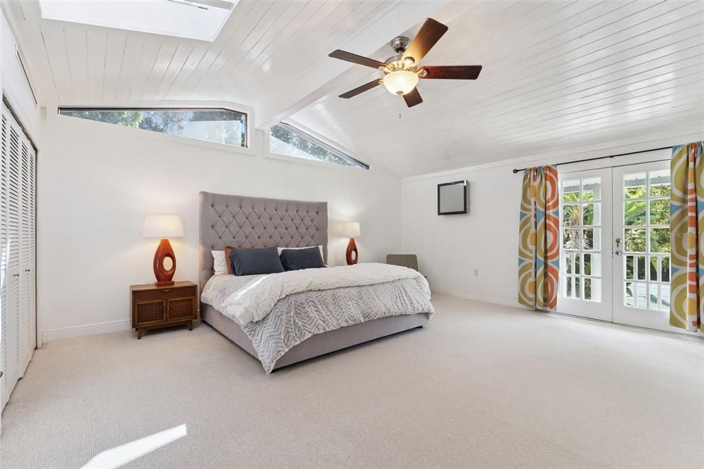 Activo con contrato: $739,000 (4 camas, 3 baños, 3538 Pies cuadrados)