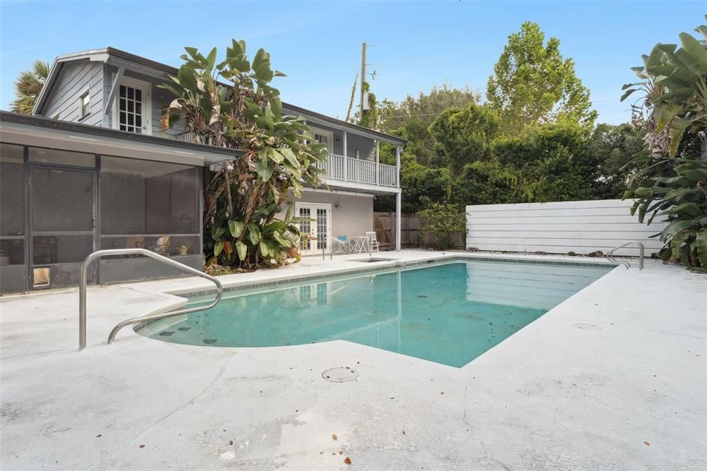 Activo con contrato: $739,000 (4 camas, 3 baños, 3538 Pies cuadrados)