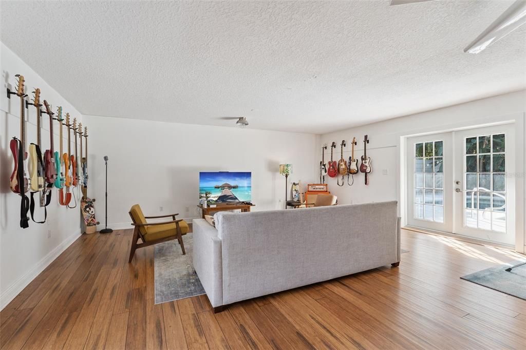 Activo con contrato: $739,000 (4 camas, 3 baños, 3538 Pies cuadrados)