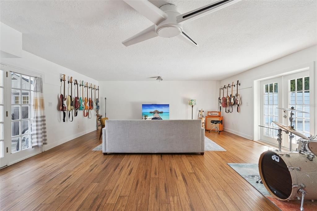 Activo con contrato: $739,000 (4 camas, 3 baños, 3538 Pies cuadrados)