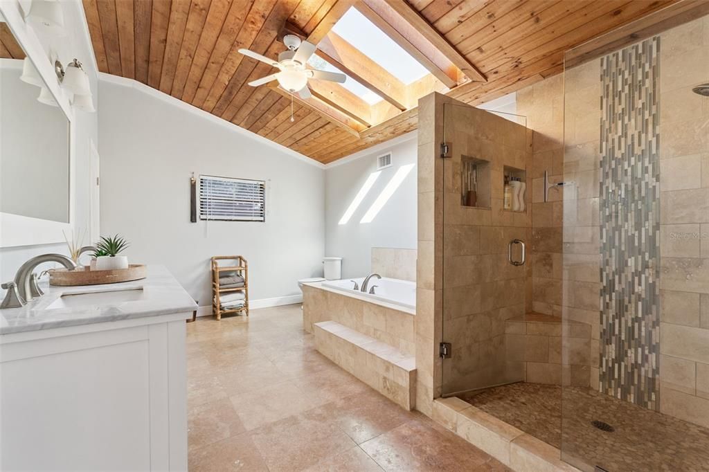 Activo con contrato: $739,000 (4 camas, 3 baños, 3538 Pies cuadrados)