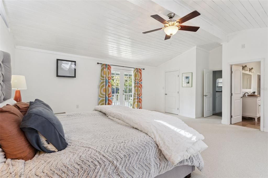 Activo con contrato: $739,000 (4 camas, 3 baños, 3538 Pies cuadrados)