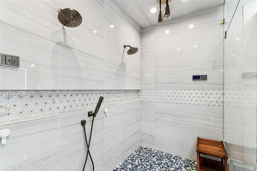 合同活跃: $3,000,000 (4 贝兹, 4 浴室, 4453 平方英尺)