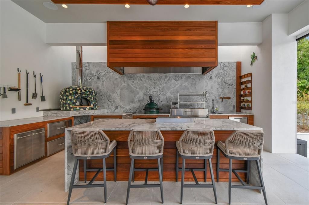 合同活跃: $3,000,000 (4 贝兹, 4 浴室, 4453 平方英尺)